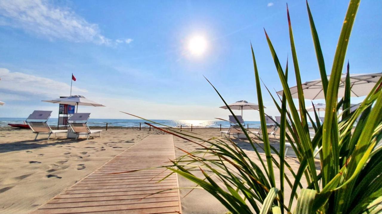 Hotel Saraceno Resort With Private Beach Milano Marittima Bagian luar foto