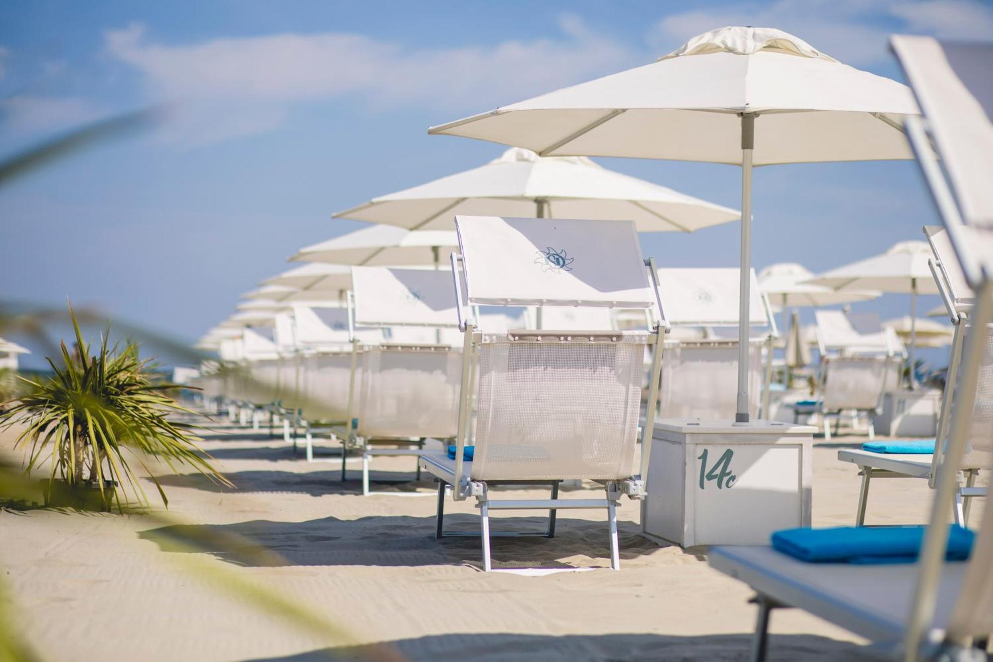 Hotel Saraceno Resort With Private Beach Milano Marittima Bagian luar foto